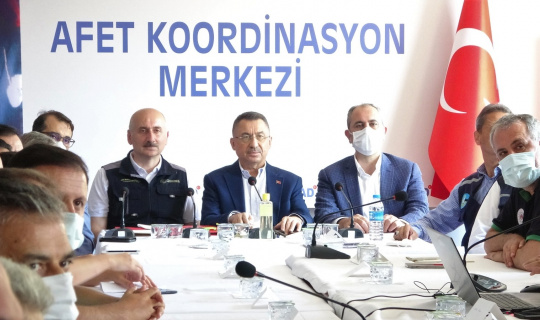 Cumhurbaşkanı Yardımcısı Oktay: “Çıkarma gemileriyle iş makinelerinin getirildiği bir afet yönetimini yaşıyoruz"