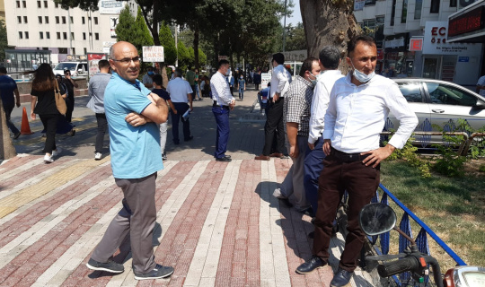 Deprem anında vatandaşlar kendini sokağa attı Deprem anında vatandaşlar kendini sokağa attı