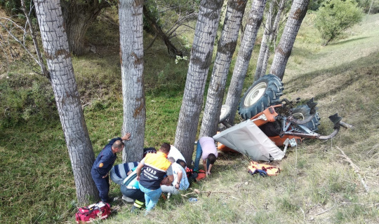 Devrilen traktörün altında sıkışan sürücü AFAD tarafından kurtarıldı Devrilen traktörün altında sıkışan sürücü AFAD tarafından kurtarıldı