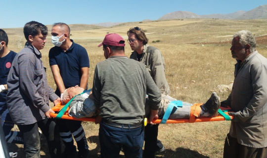 Devrilen traktörün altında sürücü ağır yaralandı Devrilen traktörün altında sürücü ağır yaralandı