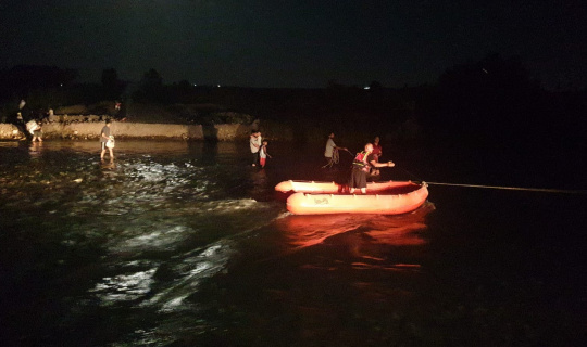 Dicle Nehri kenarında mahsur kalan 9 vatandaşı JASAK kurtardı