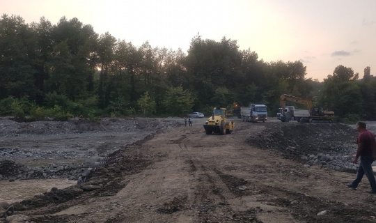 Diyarbakır Büyükşehir Belediyesi Sinop Türkeli’de bozulan yollar ve yıkılan köprüleri onarıyor