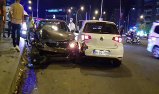 Diyarbakır’da kaza geliyorum dedi, maganda o anları kamera kaydına aldı Diyarbakır’da kaza geliyorum dedi, maganda o anları kamera kaydına aldı