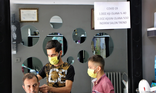Elazığlı berberden aşı tarifesi: 1’inci doz aşı olana yüzde 40, 2’nci doz olana yüzde 50 indirim