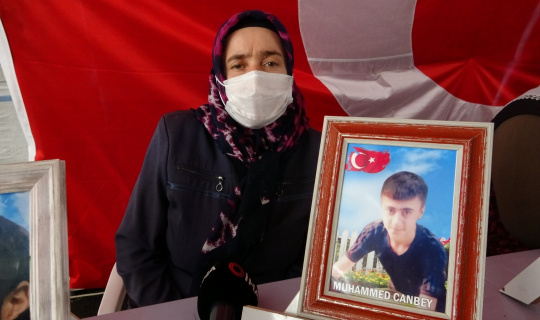 Evlat nöbetindeki anne Ay: "HDP olmasaydı kimse çocukları dağa götürmezdi" Evlat nöbetindeki anne Ay: "HDP olmasaydı kimse çocukları dağa götürmezdi"