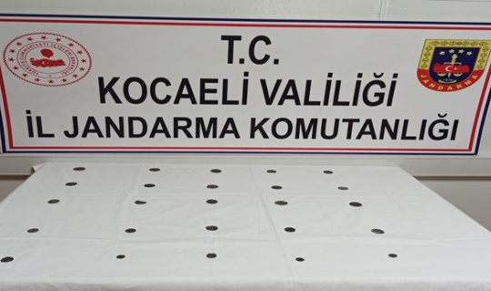 Feribot iskelesi yolundaki araçtan 25 tarihi sikke yakalandı Feribot iskelesi yolundaki araçtan 25 tarihi sikke yakalandı