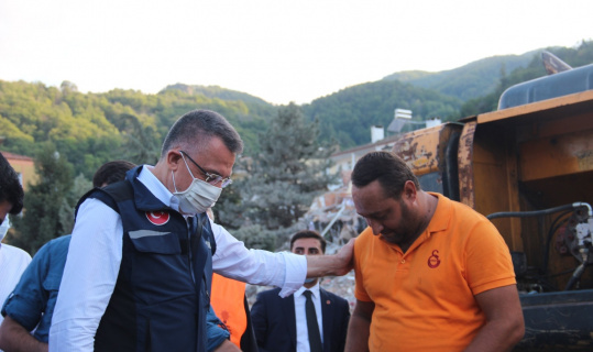 Fuat Oktay, kendisine ‘Fuat dede’ diye seslenen çocuklara oyuncak dağıttı Fuat Oktay, kendisine ‘Fuat dede’ diye seslenen çocuklara oyuncak dağıttı