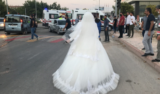Gelin düğünü bıraktı, trafik kazasında yaralanan teyzesine koştu Gelin düğünü bıraktı, trafik kazasında yaralanan teyzesine koştu