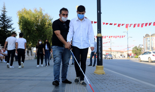 Görene de görmeye de de beyaz baston kursu