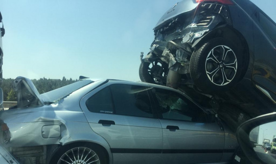 Hadımköy TEM otoyolu Çatalca istikametinde zincirleme kaza meydana geldi. Olay yerine çok sayıda sağlık ve polis ekibi sevk edildi. Hadımköy TEM otoyolu Çatalca istikametinde zincirleme kaza meydana geldi. Olay yerine çok sayıda sağlık ve polis ekibi sevk edildi.