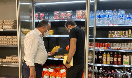 Hakkari zabıtasından marketlere denetleme Hakkari zabıtasından marketlere denetleme