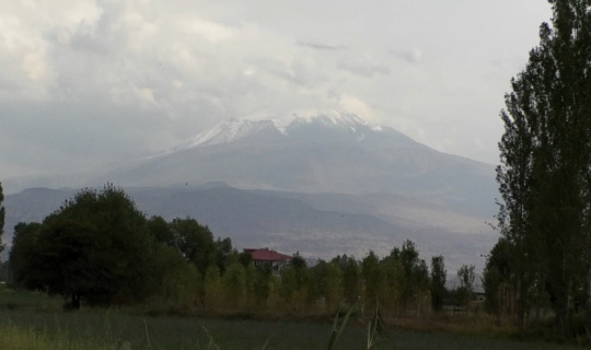 Havaların soğumasıyla Ağrı Dağı’na kar yağdı