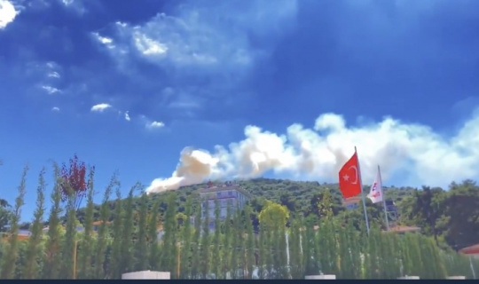 Heybeliada’da ormanlık alanda yangın çıktı. İtfaiye ekiplerinin yangına müdahalesi sürüyor.