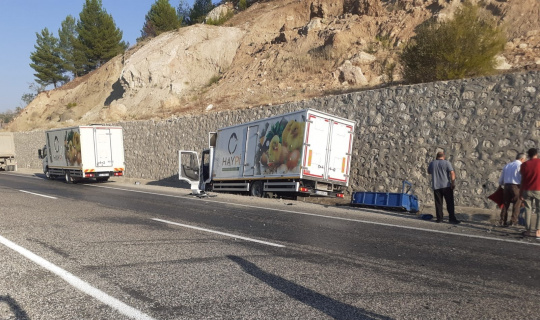 Kamyon ile traktör çarpıştı: 3 yaralı