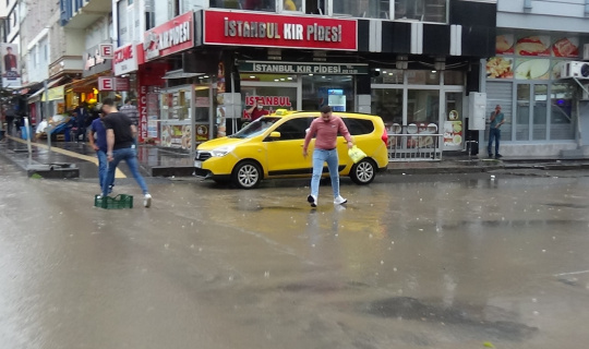 Kars’ta caddeler gölete döndü