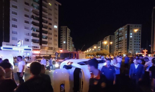 Kavşağı fark etmedi, uçarak yan yattı Kavşağı fark etmedi, uçarak yan yattı