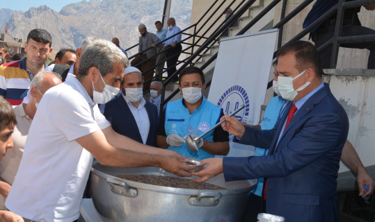Kazanların başına geçen Vali Akbıyık, aşure dağıttı Kazanların başına geçen Vali Akbıyık, aşure dağıttı