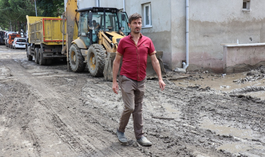Kendisi de dahil tüm ailesi selde mahsur kaldı, babasını kaybetti