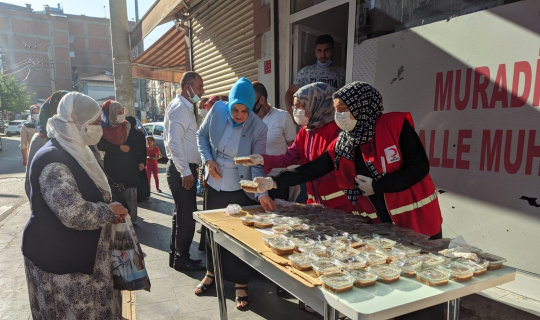 Kızılay Diyarbakır Şubesi 5 bin kişiye aşure ikramında bulundu