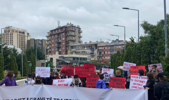 Kosova’da kadın cinayetleri protestosunda başbakanlık binasına kırmızı boya atıldı