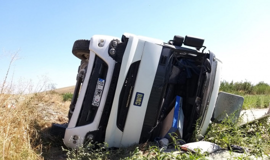 Kum yüklü tır devrildi: 1 yaralı Kum yüklü tır devrildi: 1 yaralı