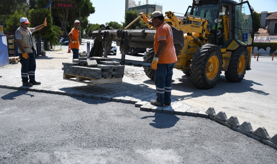 Kuşadası Belediyesi’nden kentin yol sorunlarına hızlı çözüm