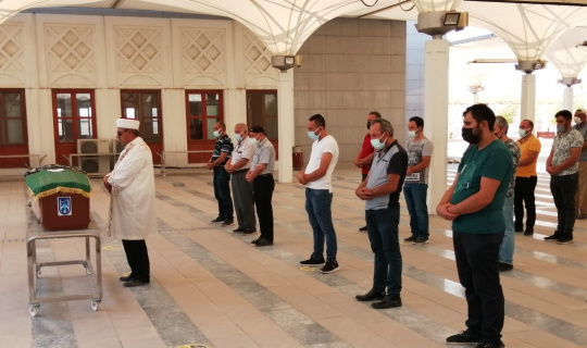 Mamak’ta eski eşi tarafından katledilen Ebru Yüksel son yolculuğuna uğurlandı Mamak’ta eski eşi tarafından katledilen Ebru Yüksel son yolculuğuna uğurlandı