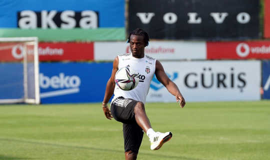 Michy Batshuayi: “İlk hedefim gol atarak takıma katkı vermek”