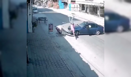 Motosiklet sürücüsü, hatalı dönen otomobile çarparak böyle savruldu