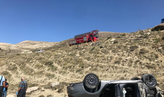 Otomobil 20 metreden şarampole uçtu: 1 ölü 5 yaralı Otomobil 20 metreden şarampole uçtu: 1 ölü 5 yaralı