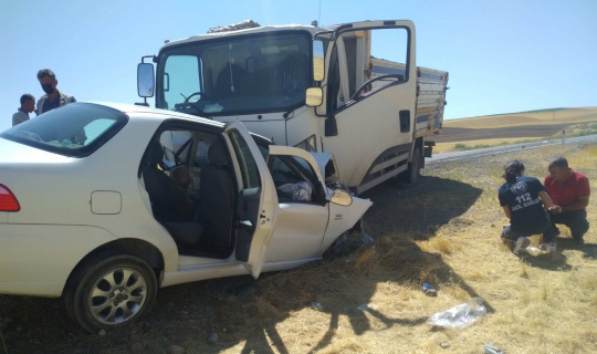 Otomobil ile kamyon çarpıştı: 1 ölü, 1 yaralı
