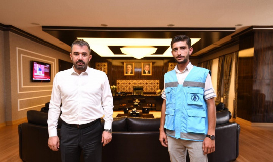 Pursaklar Belediye Başkanı Çetin’den duyarlı belediye personeline ödül