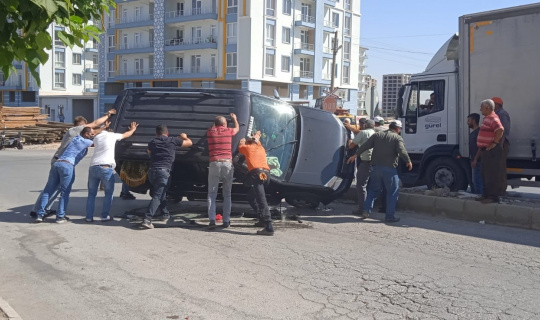 Refüje çarpıp yan yatan araçtaki iki kişiyi vatandaşlar çıkardı