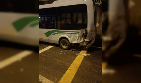 Rize’de alkollü sürücü park halindeki 4 araca çarptı
