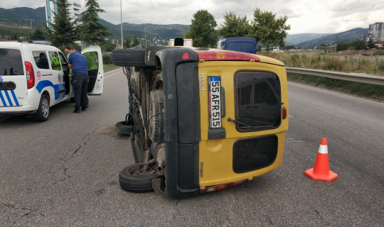 Samsun’da hafif ticari araç devrildi: 1 yaralı