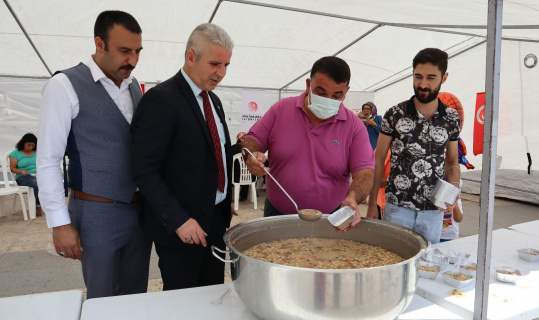 Şehit Aileleri Derneği’nden vatandaşlara aşure ikram etti