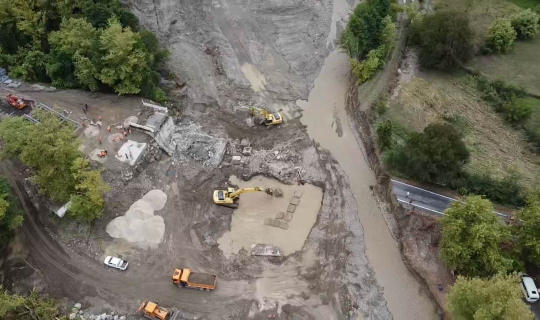 Selde yıkılan köprünün yerine 36 metrelik panel köprü inşa ediliyor