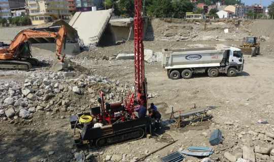 Sinop’ta hasarlı köprü yıkılırken, yenisinin zemin sondajına başlandı