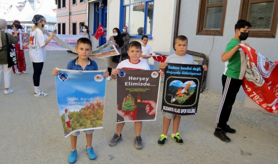 Sporcu çocuklardan çevre temizliği Sporcu çocuklardan çevre temizliği