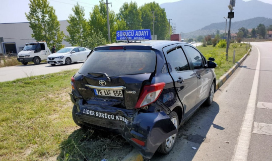Sürücü adayı kaza yaptı: 5 Yaralı Sürücü adayı kaza yaptı: 5 Yaralı