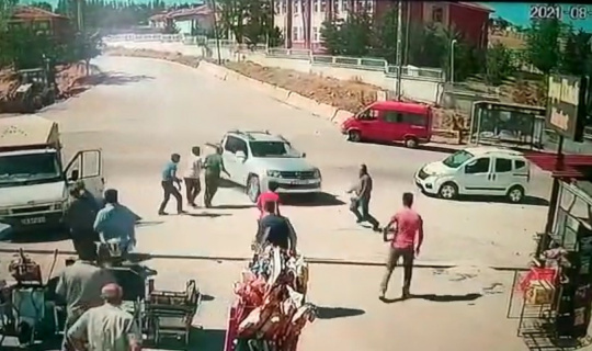 Tartıştığı akrabasına sinirlendi, arabasını üzerine sürdü Tartıştığı akrabasına sinirlendi, arabasını üzerine sürdü