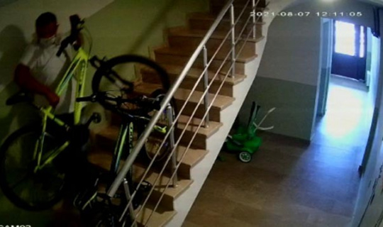 Teçhizatlı bisiklet hırsızı güvenlik kamerasına yakalandı