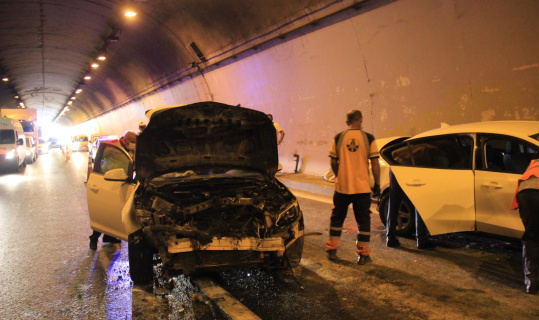TEM’deki kazada yanan araçtan son anda kurtuldular
