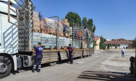 Tır dorsesindeki tanklarda 5 ton kaçak benzin yakalandı