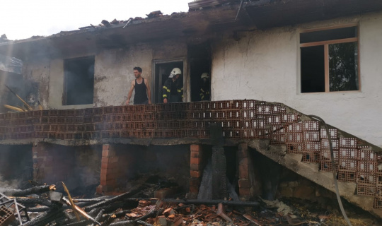 Tokat’ta, saman yangını evlere sıçradı