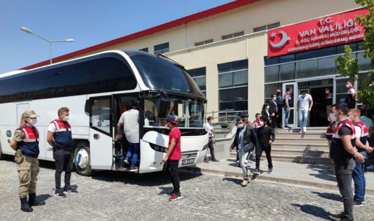 Türkiye’ye kaçak girenler sınır dışı ediliyor