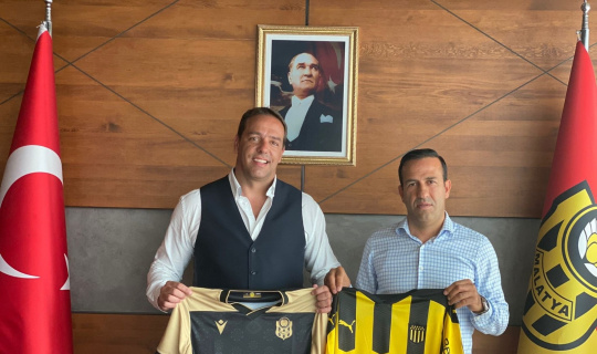 Uruguay kulübünün başkanından Adil Gevrek’e ziyaret Uruguay kulübünün başkanından Adil Gevrek’e ziyaret