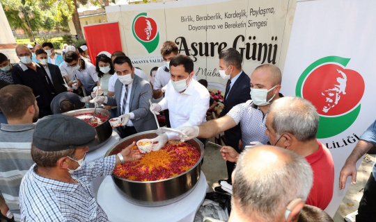 Vali Masatlı halka aşure dağıttı