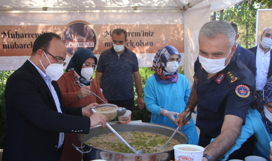Vali Yırık, konteyner kentte kalan vatandaşlara aşure ikramında bulundu