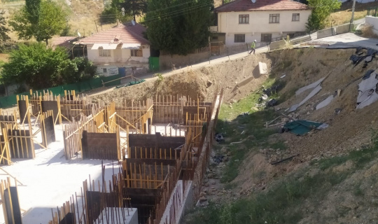 Yapımı devam eden inşaatın yanındaki yol çökmesiyle site sakinleri ve inşaat sahibi arasında gerginlik yaşandı